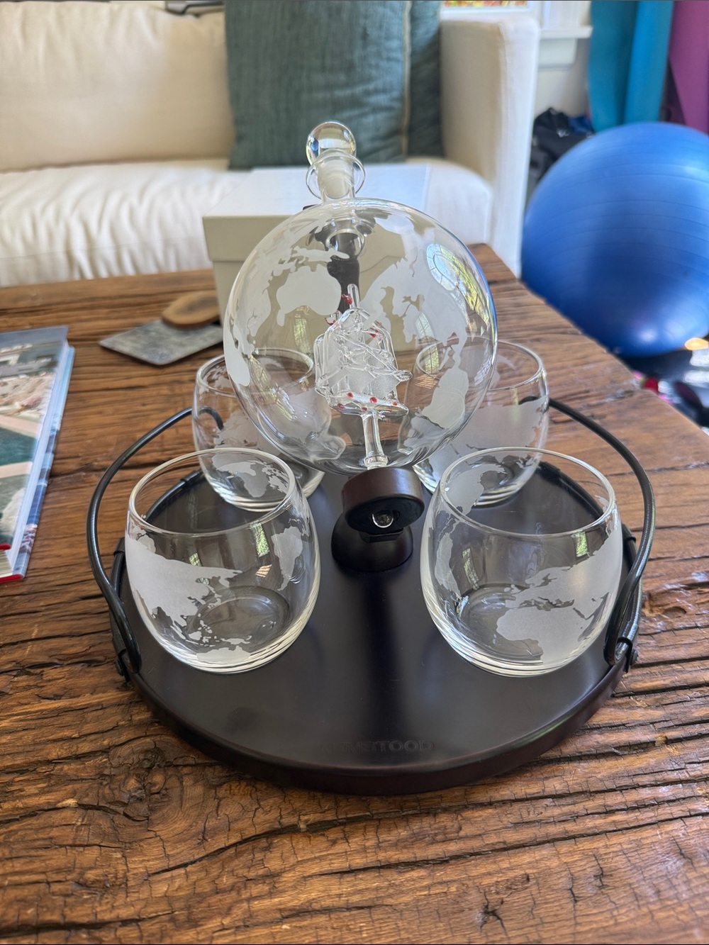 Globe Décanter with 4 glasses